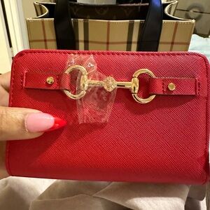 Anne Klein Crimson Wallet
5.25” x 3.50 “
Gold Emblems
Brand New